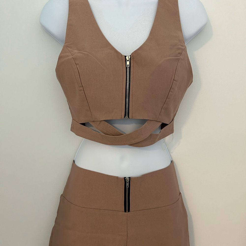 Mauve colored top and shorts.
Stretchy